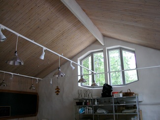 Savityösalin muotoja. Seinät savirapattuja. Kaikki kohteen savirappaukset ovat kestäneet hämmästyttävän hyvin jo kymmenen vuotta.