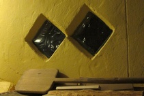 Väliseinät on tehty kierrätystiilistä, jotka varastoivat lämpöä paremmin. Portaisiin saadaan enemmän luonnonvaloa väliseinässä olevien lasitiilien avulla.