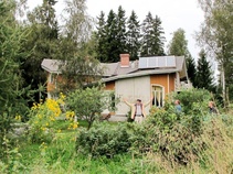 Talo avautuu etelään päin, jotta kaikki mahdollinen passiivinen aurinkoenergia saataisiin talteen. Katolla olevat lämmönkerääjät lämmittävät käyttövettä.