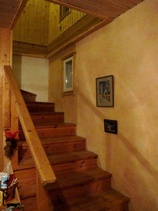 Yläkertaan vievät portaat on myös tehty luonnonkauniista puusta.