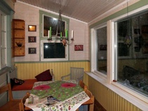 Laajennettu etelänpuoleinen kuisti toimii kesäaikaan olohuoneen jatkona ja passiivisena lämmönkerääjänä.