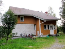 Pohjoisen puolella on vähemmän aukotuksia, jotta lämpö ei turhaan karkaisi. Tämänkin talon seinissä on alakerrassa kevytsavea, jonka päällä on kalkkirappaus. Yläkerrassa on kipsilevyt ja selluvillaeriste sekä lautavuoraus. 