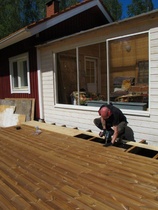 Etuterassi lämpökäsitellystä puusta muovipalikkakiinnityksellä.