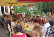 Ulkoterassilla mahtuu tapaamaan isommallakin porukalla.