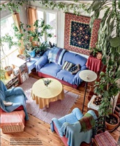 Puu- lehdessa ollut kuva - otettu yläkerrasta alas tupaan
