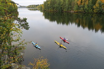 Puhdasvetinen Kukkiajärvi on mainio melontajärvi saaristoisuutensa takia