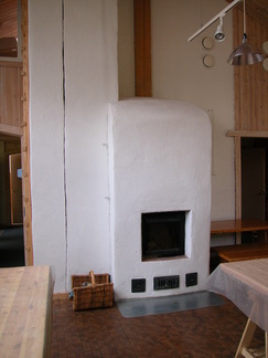 Rakennus on kaukolämmössä - Heikki Hyytiäisen suunnittelema tulisija lisälämmöntuottajana.