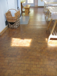 Pölkkylattia tehtiin reilun metrin mittaisista elementeistä, laudoista joihin pölkyt olivat naulattu altapäin. Todella kaunis pajalattia.