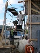 Kurjen tilan osakas Lasse Maijala oli laastimestarina olkipaalirappaustyömaalla. Konerappauksen taas taitaa Teemu Kuivalainen Joensuusta, http://www.mestarinpuolikas.fi.