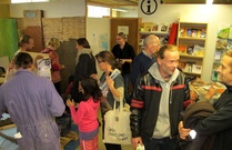 Työnäytösaluetta ja vierailijoita