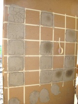 Ruututestissä lisätään saveen hiekkaa alaspäin mennessä ja kuitua oikealle mennessä. Tarkoitus on löytää halkeilematon ja riittävän kova seos.